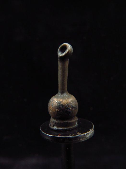 Oud-Egyptisch Zilver Poppy Flower amulet met zwarte, Sieraden, Tassen en Uiterlijk, Antieke sieraden