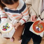 2dekans | Happy Goods - Borduurpakket Bloemen - Borduurset, Hobby en Vrije tijd, Ophalen of Verzenden, Zo goed als nieuw