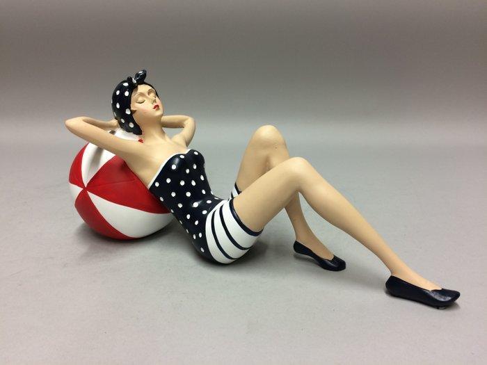 Beeldje - Vrouw met strandbal - Polystone - gemalen steen, Antiek en Kunst, Curiosa en Brocante