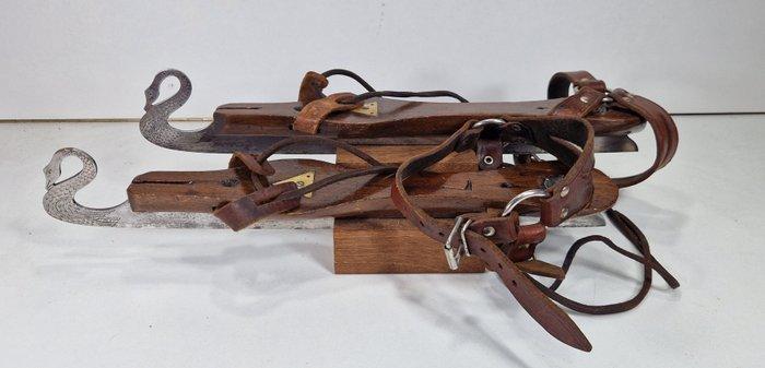 Rare pair of Jugendstil Swanskates / Swan skates / Zwanen, Antiek en Kunst, Kunst | Designobjecten