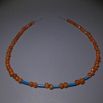 Oud-Egyptisch Kornalijn en blauwe faience. Fijne ketting. beschikbaar voor biedingen