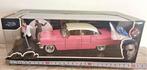 Jada Toys 1:24 - Modelauto - 1955 Cadillac Fleetwood Pink &, Hobby en Vrije tijd, Modelauto's | 1:5 tot 1:12, Nieuw