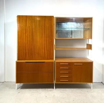 Wandsysteem/ modulaire kast met tafel, František Jirák beschikbaar voor biedingen
