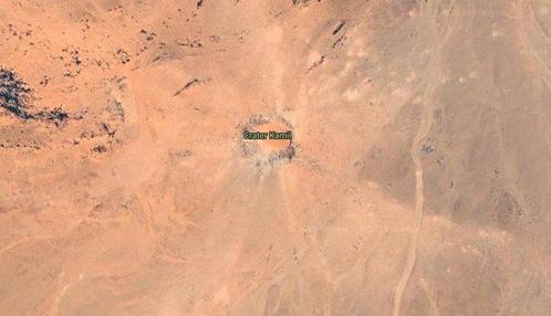 Gebel Kamil. Meteoriet met krater. Gescheurde randen - 138.9, Verzamelen, Mineralen en Fossielen