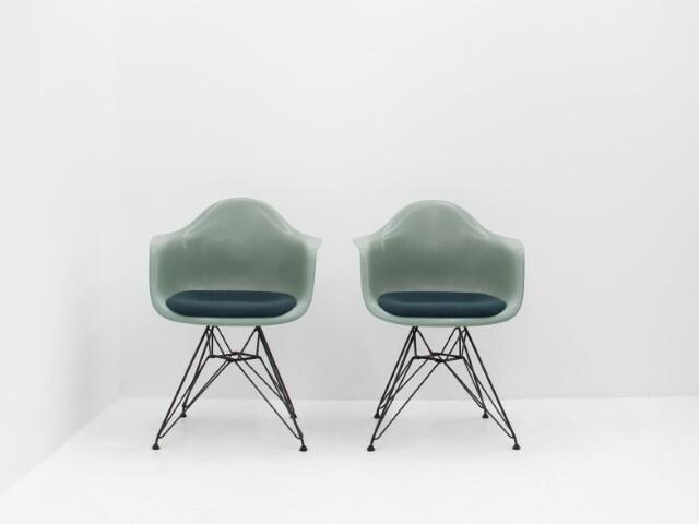 Vitra Eames Fiberglass Armchair - stof donkerblauw - petrol, Zakelijke goederen, Kantoor en Winkelinrichting | Kantoormeubilair en Inrichting