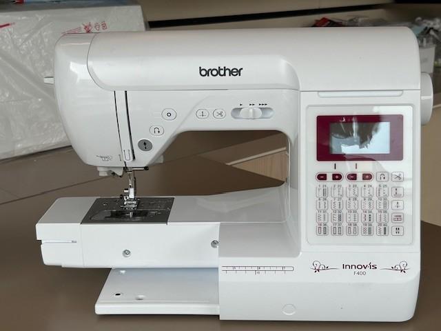 Brother innovis F 400  bij de naaimachine  speciaalzaak., Hobby en Vrije tijd, Naaimachines en Toebehoren, Naaimachine, Zo goed als nieuw
