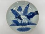 Oude Imari-ware blauw-witte ronde plaat, Reiger - Brengt, Antiek en Kunst