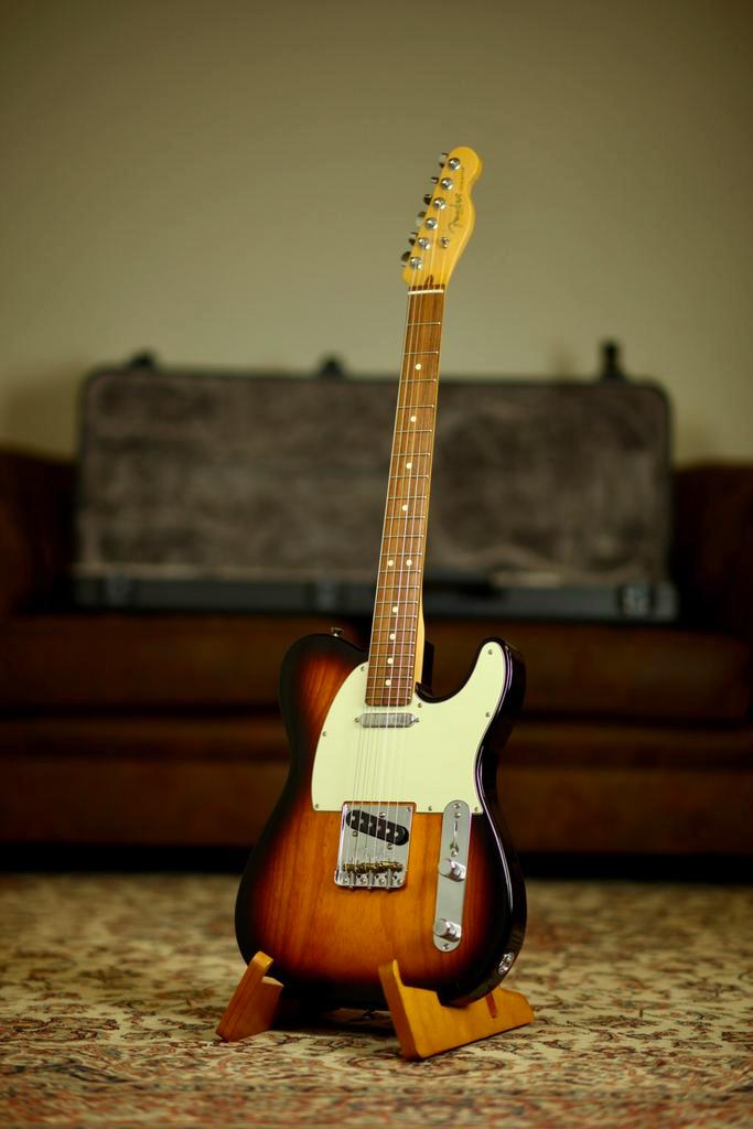 Fender American Pro Telecaster RW 2016 | 2-Color Sunburst, Muziek en Instrumenten, Snaarinstrumenten | Gitaren | Elektrisch