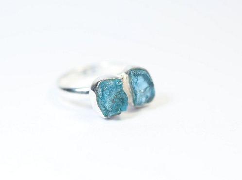Neonblauwe apatiet Ring / rauw / nieuw- 4.42 g - (1), Verzamelen, Mineralen en Fossielen