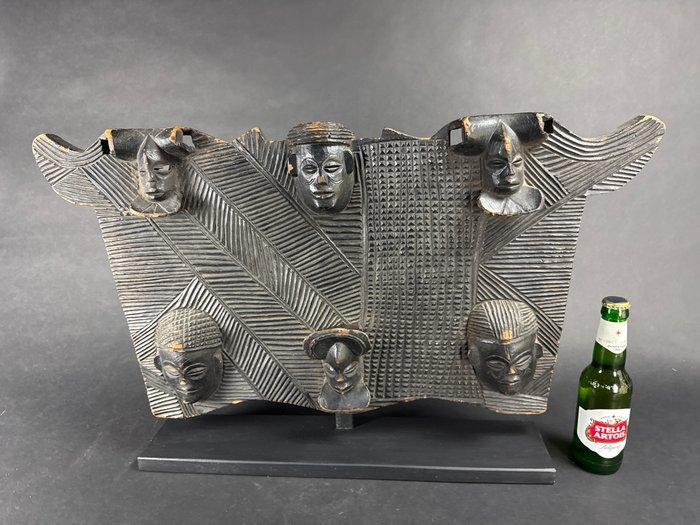Paneel met maskers - sculptuur - Tshokwe - Congo, Antiek en Kunst, Kunst | Niet-Westerse kunst