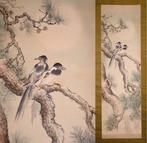 Hazy Moon en Bird - dennenboom en langstaartvogel - hangende