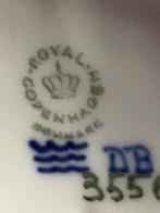 Royal Copenhagen - Beeldje - jongen met paraplu en regenjas, Antiek en Kunst, Antiek | Glas en Kristal