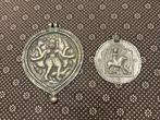 2 vintage Indiase amuletten, Göttin Kali amulet, Göttin Kali