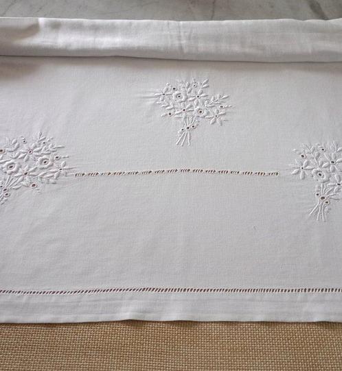 Laken - 258 cm - 220 cm - Antiek handgeborduurd doek, Antiek en Kunst, Antiek | Kleden en Textiel