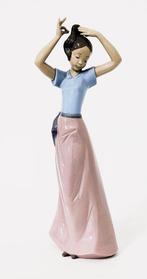 Nao by Lladró - Figuur - Mädchen mit hochgestecktem Haar -, Antiek en Kunst