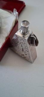 Parfumfles - .925 zilver - samen met een cameo-broche in