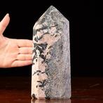 Obelisk in pegmatiet met zwarte toermalijn en roze, Verzamelen
