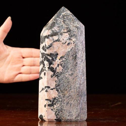 Obelisk in pegmatiet met zwarte toermalijn en roze, Verzamelen, Mineralen en Fossielen