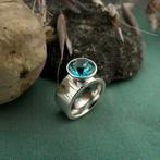 Zilveren brede dames ring met blauwe zirconia, Sieraden, Tassen en Uiterlijk, Ringen, Met edelsteen, Gebruikt, Ophalen of Verzenden