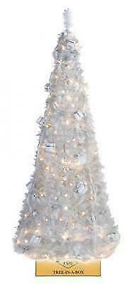 Tree-in-a-box WIT met DECO in WIT en ZILVER 1,80 cm. hoog, Diversen, Kerst, Nieuw, Ophalen of Verzenden