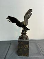 Figuur - Bronzefigur Adler mit Fisch - Brons, Marmer