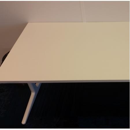 (MDK-104555) Ahrend Mehes bureau 160 x 80 cm met wit onde..., Huis en Inrichting, Bureaus, Bureau, Gebruikt, In hoogte verstelbaar