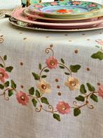 Handgeborduurd tafelkleed met acht bijpassende servetten. -