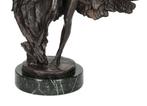 sculptuur, Bronze man with bird - 38 cm - Brons, Marmer