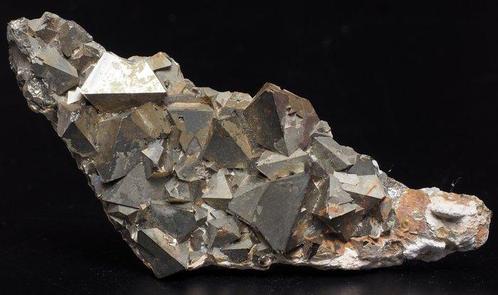 pyriet Kristallen op matrix - Hoogte: 11 cm - Breedte: 5 cm-, Verzamelen, Mineralen en Fossielen
