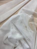 Prettig weefsel in dubbele hoogte, met netbewerking -
