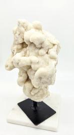 Calciet Wit Ruw op standaard (zie filmpje), Verzamelen, Mineralen en Fossielen, Ophalen of Verzenden