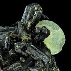 Hoge kwaliteit appelgroen Prehniet op Epidote uit Mali -, Verzamelen