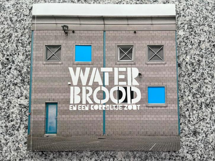 Water, brood en een korreltje zout, Boeken, Geschiedenis | Stad en Regio, Gelezen, 20e eeuw of later, Verzenden