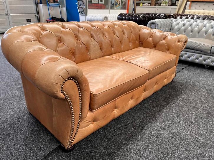 Showroom Chesterfield 3-Zits Leren Bank Golden Oak (Cognac), Huis en Inrichting, Banken | Bankstellen, Rechte bank, Zo goed als nieuw