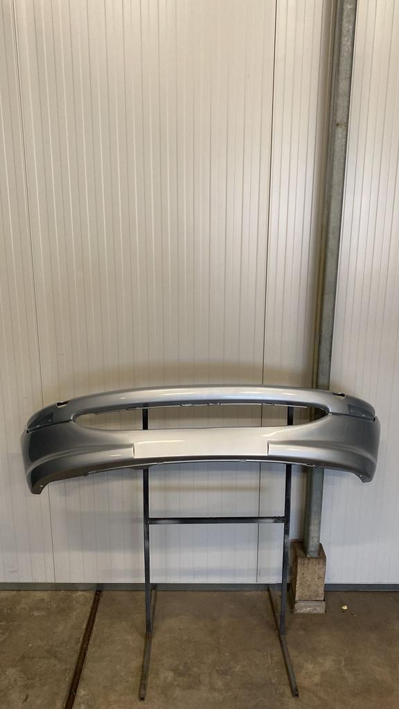 VOORBUMPER PEUGEOT 206 (2A/C/H/J/S) (1998-2009) GRIS ALUMINI, Auto-onderdelen, Carrosserie en Plaatwerk, Nieuw, Peugeot, Voor
