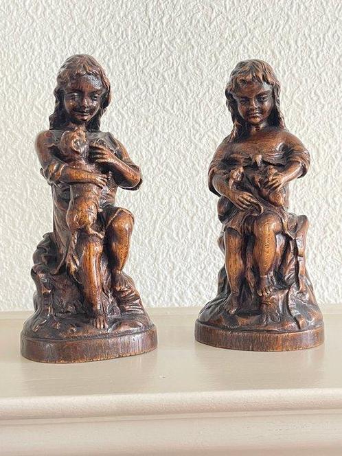 Beeldje - Antieke eiken houten beeldjes van twee kinderen, Antiek en Kunst, Antiek | Keramiek en Aardewerk