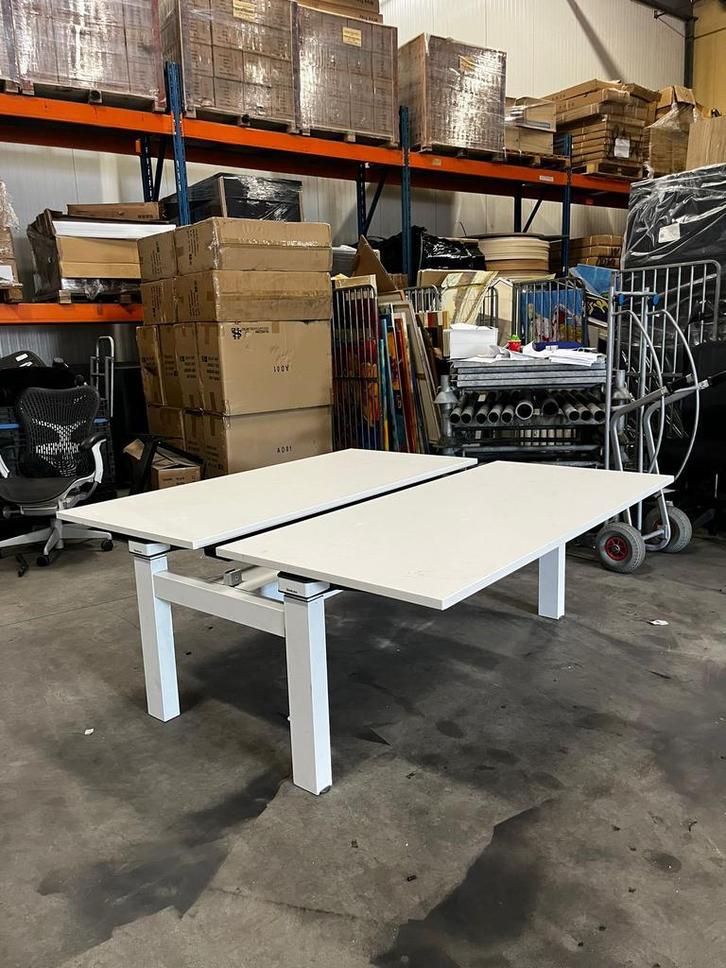Steelcase Ology Duo Zit Sta Bureau (Gebruikte Bladen), Huis en Inrichting, Bureaus, Stabureau, Zo goed als nieuw, Elektrisch, In hoogte verstelbaar
