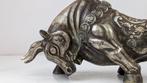 Bijzonder beeld aanvallende stier - Zilverbrons - China (No