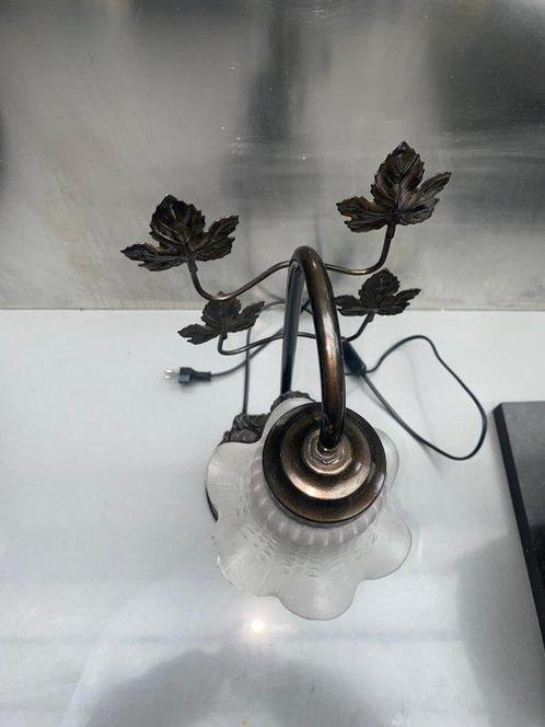 Unknown - Tafellamp met beeldje - Unknown - Hars, melkglas -, Antiek en Kunst, Curiosa en Brocante
