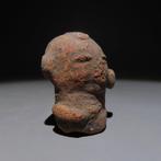 Maya Terracotta Hoofdfiguur. ca. 600 - 900 n.Chr. 4 cm hoog.