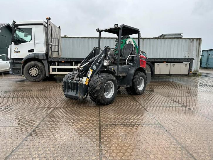 Zeer nette Pitbull X24-45 (X27 versie) 649u Giant snelwissel, Zakelijke goederen, Machines en Bouw | Kranen en Graafmachines, Wiellader of Shovel