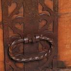 Scandinavische kist op onderstel met kruis en met ijzer besl, Antiek en Kunst, Antiek | Meubels | Tafels, Ophalen of Verzenden