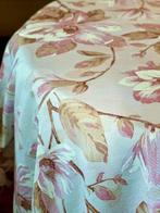 Roze magnoliapatroon tafelkleed voor grote tafels. -