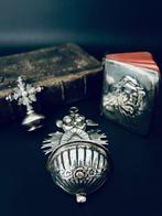 Set van drie religieuze voorwerpen van zilver. (3) - Zilver
