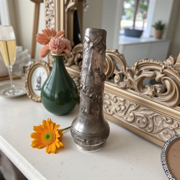 P. Chaumette - Eenbloemige vaas - Soliflore met geëmbossed, Antiek en Kunst, Curiosa en Brocante