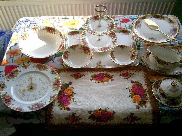 Royal Albert - Tafelservies (17) - Beenderporselein, Antiek en Kunst, Antiek | Meubels | Tafels