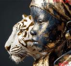 yamila - Retrato Dual: La Guardiana y el Kintsugi Áureo, Antiek en Kunst