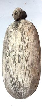 Gebruikte kom tijdens rituelen en ceremonies in Sentani -