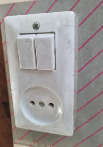 Partij van 14 stuks opbouw serieschakelaar met wandcontac... beschikbaar voor biedingen