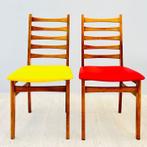 Twee kleurrijke stoelen